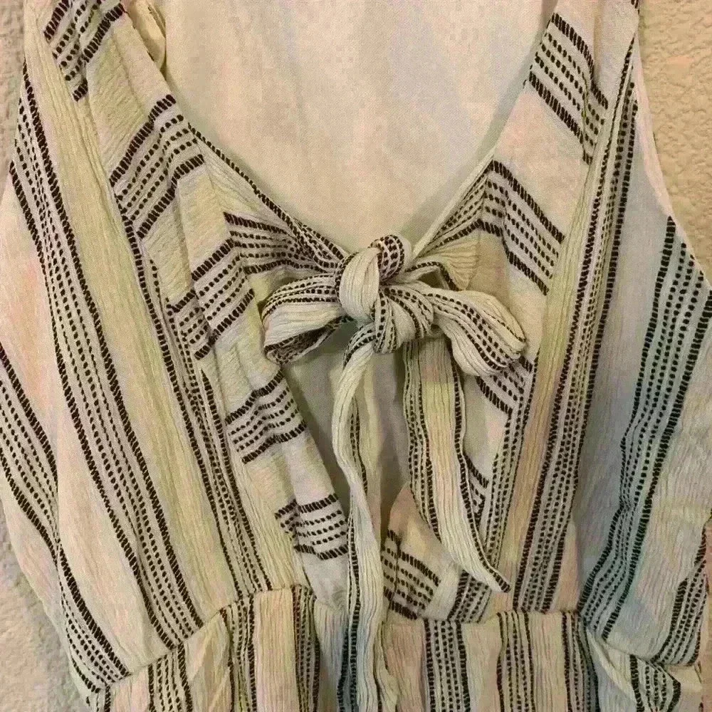 Everly striped romper with a tie front sz M summer casual beach vacation resort - Picture 4 of 5